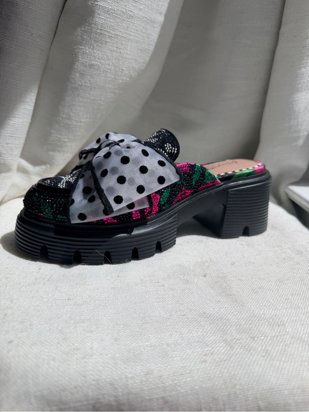 Betsey Johnson Gladdys Black White Flower Rhinestone Bow Mules Size 6 - Picture 6 of 7